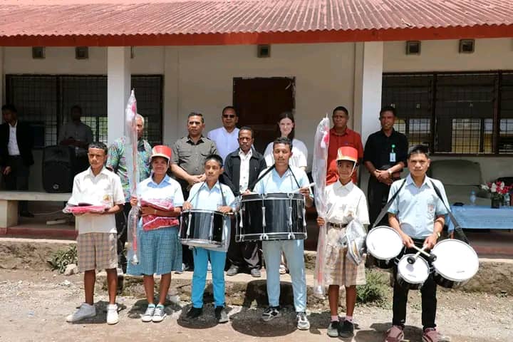 SEKRETÁRIU ESTADU ESJ-ESTV ENTREGA EKIPAMENTU DRUM-BAND BA ESKOLA KATÓLIKA ESJ SANTO INAÇIO DE LOYOLA MAUBISSE