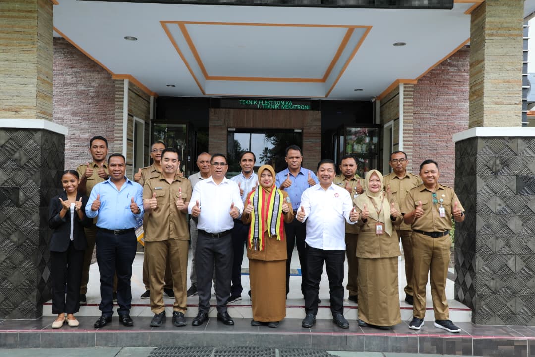 SEKRETÁRIU ESTADU ESJ-ESTV HALA'O VIZITA BA ESKOLA SMKN 5 HO SMKN 2 JEMBER